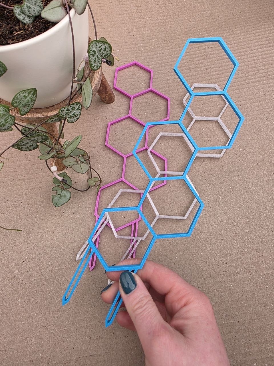 Opora mřížka 3D tisk olivová na drobné květiny 29 cm