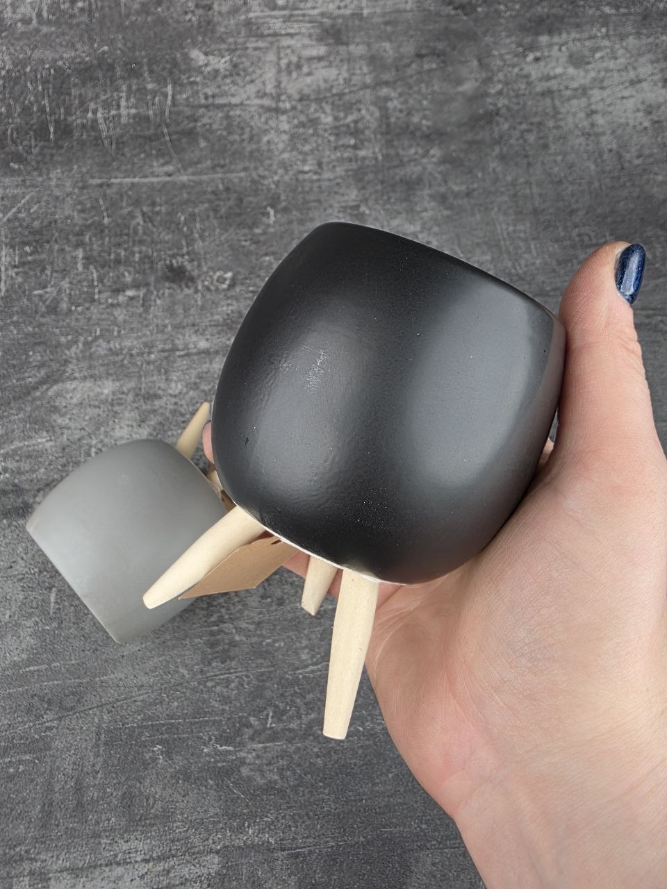 Keramický obal na dřevěných nožičkách černý mini