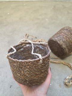 Závěsný pletený obal, extra dlouhý závěs tmavě hnědý 17 cm