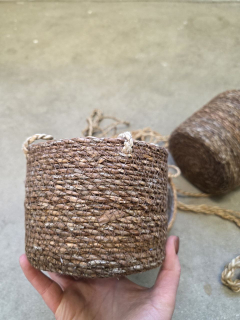 Závěsný pletený obal, extra dlouhý závěs tmavě hnědý 15 cm